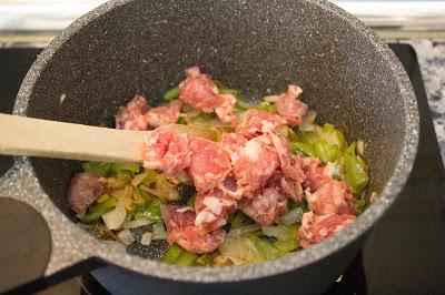 Lentejas con salchichas, verduras y piquillos