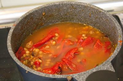 Lentejas con salchichas, verduras y piquillos