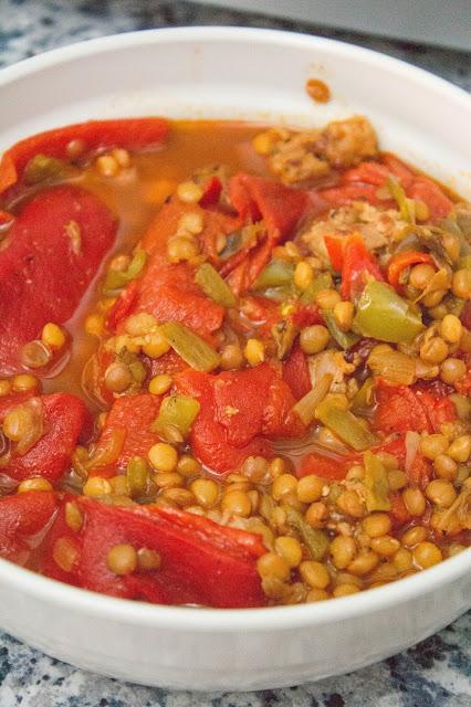 Lentejas con salchichas, verduras y piquillos