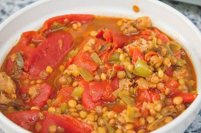 Lentejas con salchichas, verduras y piquillos
