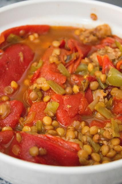 Lentejas con salchichas, verduras y piquillos