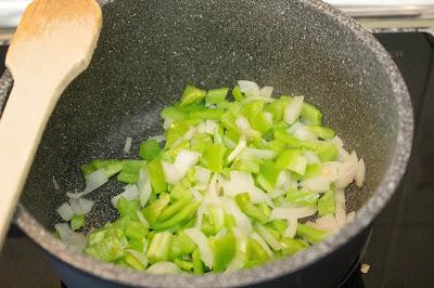 Lentejas con salchichas, verduras y piquillos