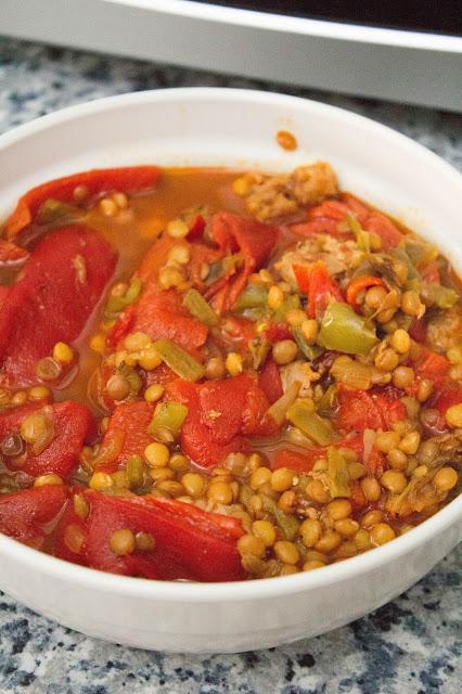 Lentejas con salchichas, verduras y piquillos
