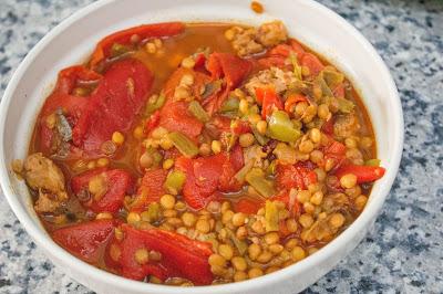 Lentejas con salchichas, verduras y piquillos
