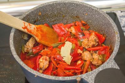 Lentejas con salchichas, verduras y piquillos