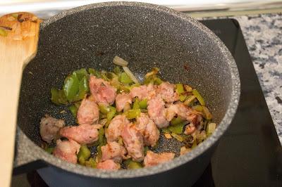 Lentejas con salchichas, verduras y piquillos