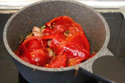 Lentejas con salchichas, verduras y piquillos