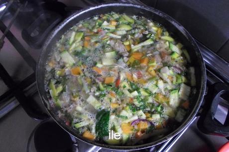 Sopa de cerdo y verduras