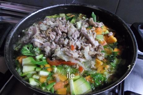 Sopa de cerdo y verduras