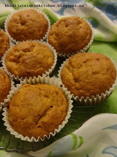 MUFFINS AUX BANANES ET KAKI / BANANA PERSIMMON MUFFINS / MUFFINS CON BANANA Y CAQUI / مافن الموز و التين الكاكي