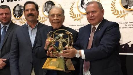 Nacho Trelles es reconocido en el Senado por su trayectoria Nacho Trelles es reconocido en el Senado por su trayectoria