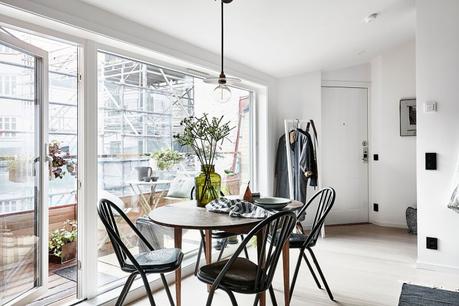 vivir en el centro Mini ático sueco de 24 m² con terraza diseño exterior diseño aticos decoración terrazas decoración pisos pequeños decoración aticos y lofts blog decoración nórdica atico sueco atico nórdico 