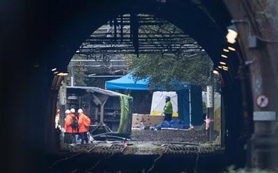 7 muertos al descarrilar un tranvía en Londres
