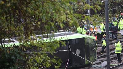 7 muertos al descarrilar un tranvía en Londres