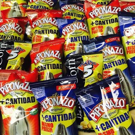 Pipas y tomate frito, los productos que más añoran los españoles en el extranjero