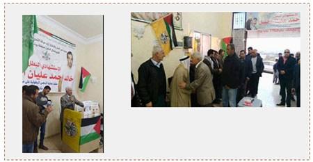 Abbas Zaki, miembro del Comité Central de Fatah, presenta sus condolencias a la familia del terrorista Khaled Ikhlil en Beit Ummar. En el trasfondo se ven carteles de duelo de Fatah del norte de Hebrón, glorificando al realizador del atentado Khaled Ikhlil  (página facebook de Abbas Zaki, 4 de noviembre de 2016)