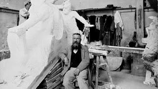 Auguste Rodin en su taller de escultura.