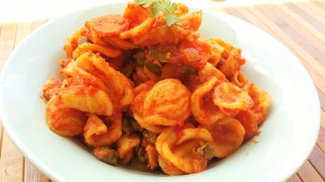 Pasta con salsa de tomate y alcaparras