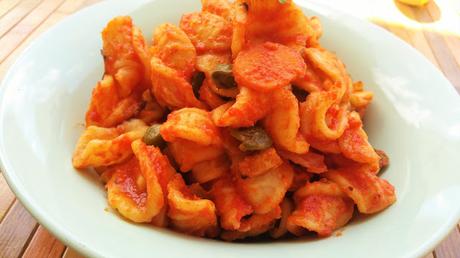 Pasta con salsa de tomate y alcaparras