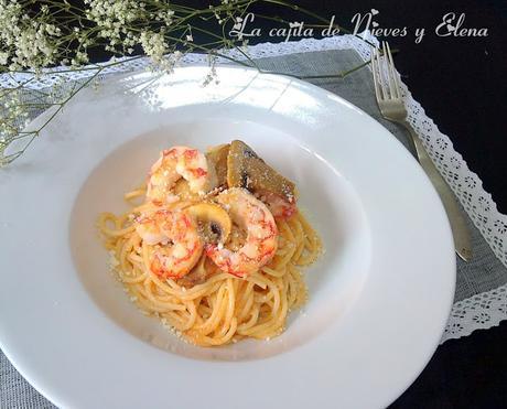 Espaguetis al pesto de gambón y pimientos asados con gambones y champiñones