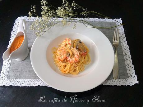 Espaguetis al pesto de gambón y pimientos asados con gambones y champiñones