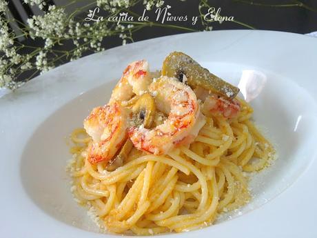 Espaguetis al pesto de gambón y pimientos asados con gambones y champiñones