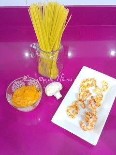 Espaguetis al pesto de gambón y pimientos asados con gambones y champiñones