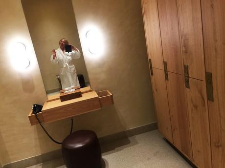 Yo mi mi albornoz. Vista de los vestuarios. Wellness & Spa LeDomaine, un Santuario para tus cinco sentidos