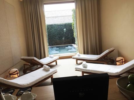 Sala de relax para después los tratamientos. Todas las salas tienen ventanales por donde entra la luz natural indirecta. Y están decorados con plantas y pequeñas piscinas. Wellness & Spa LeDomaine, un Santuario para tus cinco sentidos