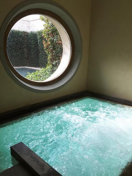 Hasta la zona de la bañera de hidromasaje tiene su propio ventanal. Wellness & Spa LeDomaine, un Santuario para tus cinco sentidos