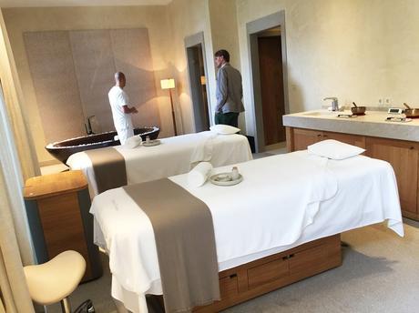 Vista de la suite para dos con maridin y nuestro anfitrión al fondo. Wellness & Spa LeDomaine, un Santuario para tus cinco sentidos