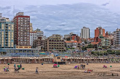 HDR,Gente en la arena con vista a la ciudad de Mar del Plata,Argentina