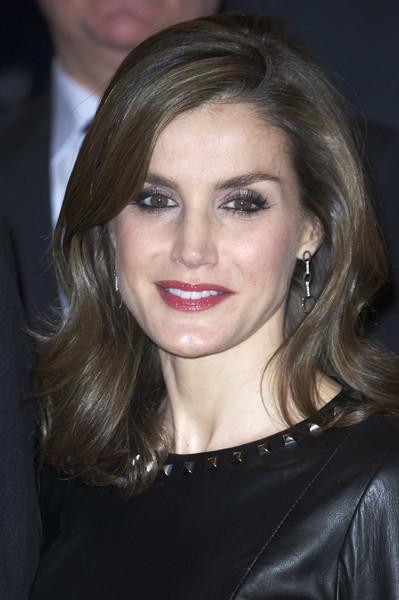 Dña. Letizia elige cuero rockero en los Premios Cerecedo