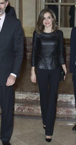 Dña. Letizia elige cuero rockero en los Premios Cerecedo