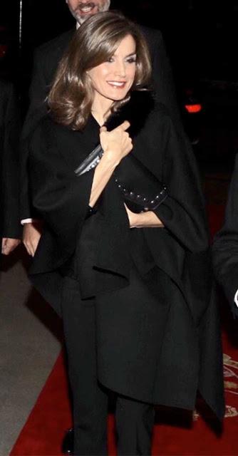 Dña. Letizia elige cuero rockero en los Premios Cerecedo