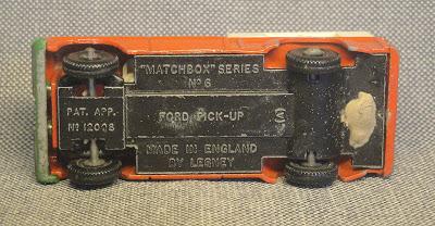 Una camioneta Ford roja