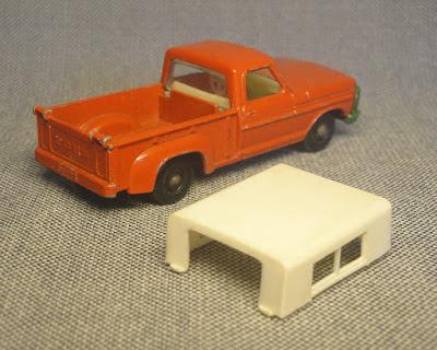 Una camioneta Ford roja