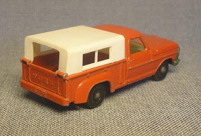 Una camioneta Ford roja