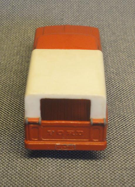 Una camioneta Ford roja