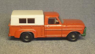 Una camioneta Ford roja