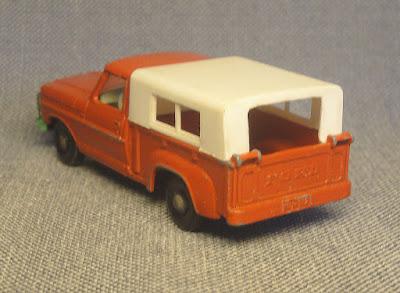 Una camioneta Ford roja