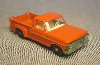 Una camioneta Ford roja