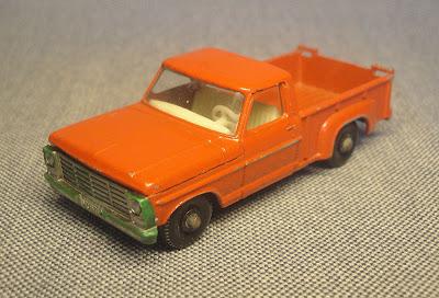 Una camioneta Ford roja