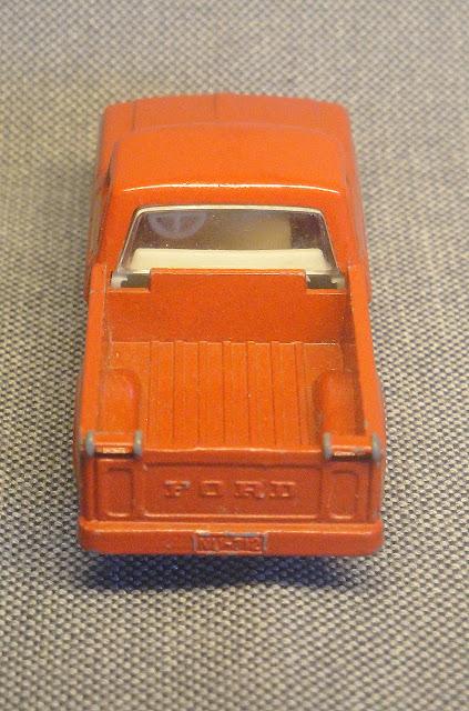 Una camioneta Ford roja