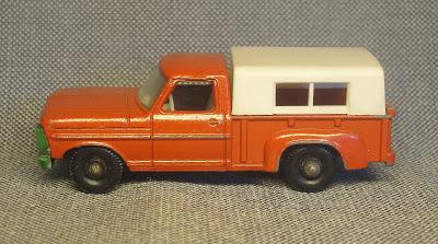 Una camioneta Ford roja