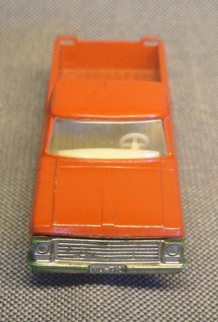 Una camioneta Ford roja