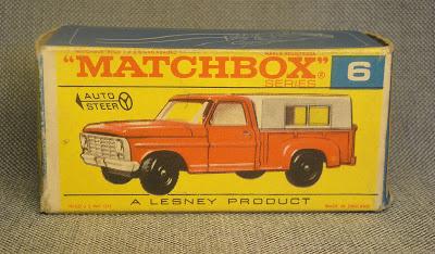 Una camioneta Ford roja