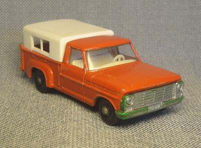 Una camioneta Ford roja