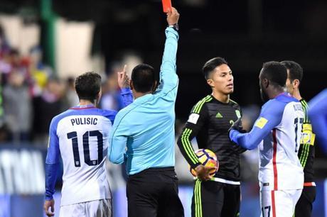 Carlos Salcedo contento con el triunfo del Tri, pero molesto por la expulsión Carlos Salcedo contento con el triunfo del Tri, pero molesto por la expulsión