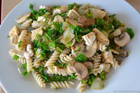 Pasta con tofu, champiñones y kale